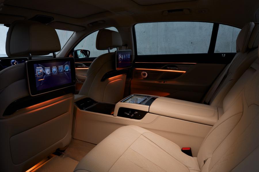  BMW 750Li xDrive 2015 года  (фото 35 из 41)